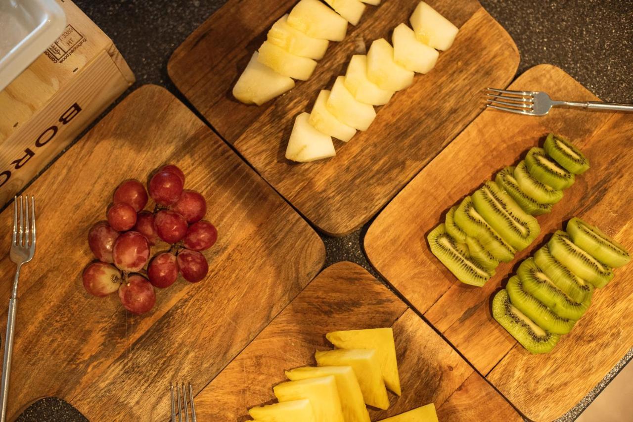 Mw Douro Wine & Spa Santa Marta de Penaguião Exterior photo Fruit platters