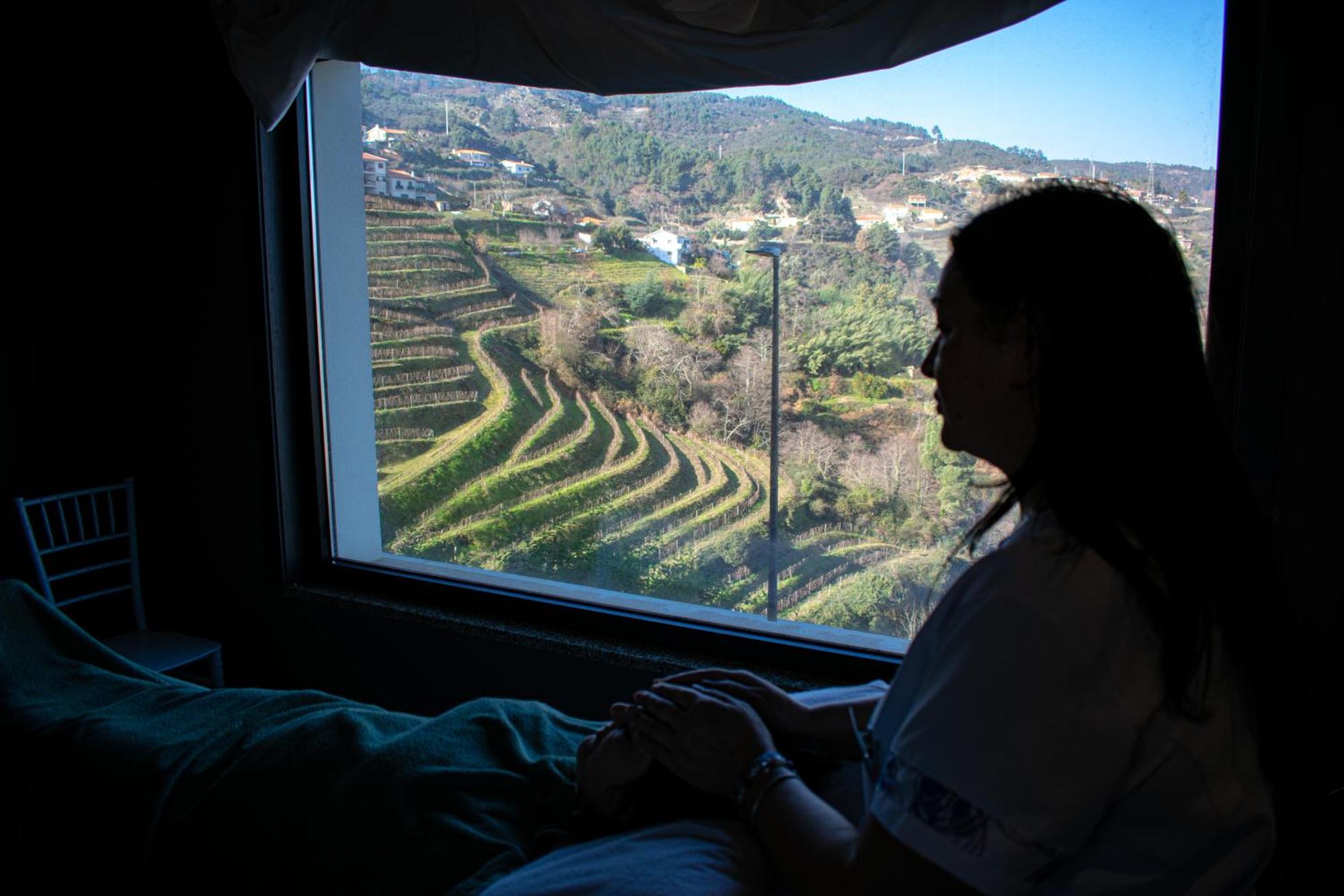 Mw Douro Wine & Spa Santa Marta de Penaguião Exterior photo A woman looking out of a window