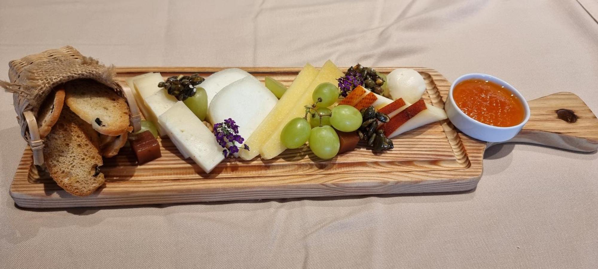 Mw Douro Wine & Spa Santa Marta de Penaguião Exterior photo Cheese platter